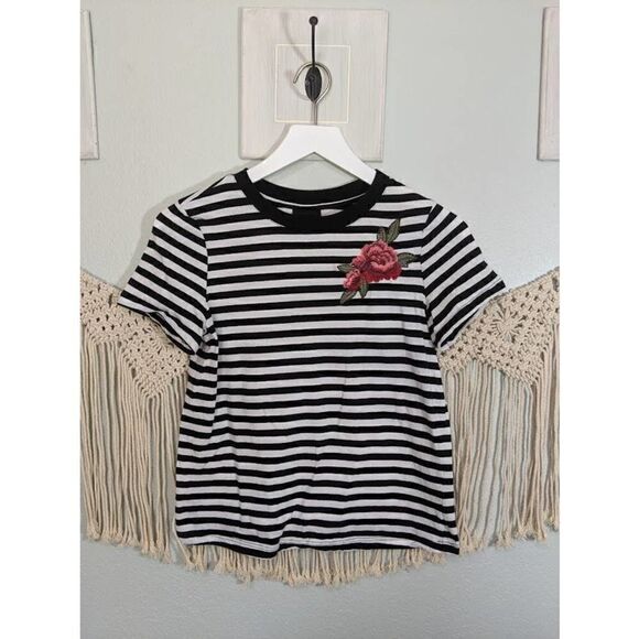Who What Wear Tops - EUC Black and White Floral T Shirt